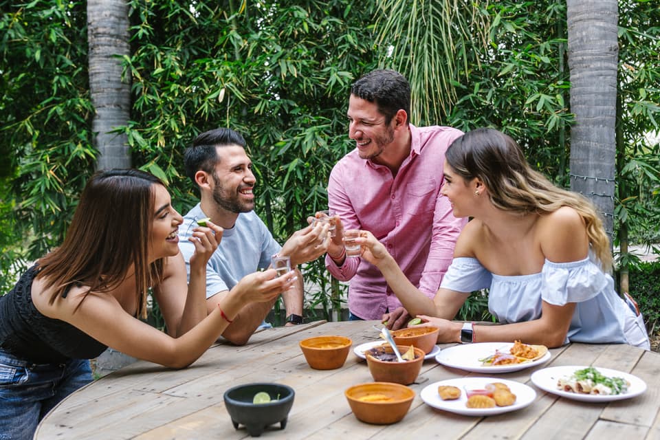 Amigos compartiendo una comida al aire libre en Colombia