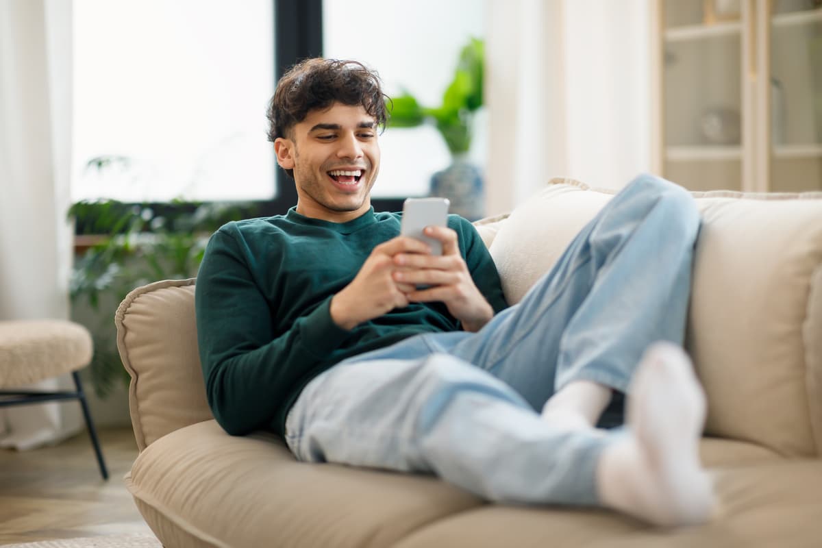Un hombre iniciando su evaluación hormonal en el teléfono