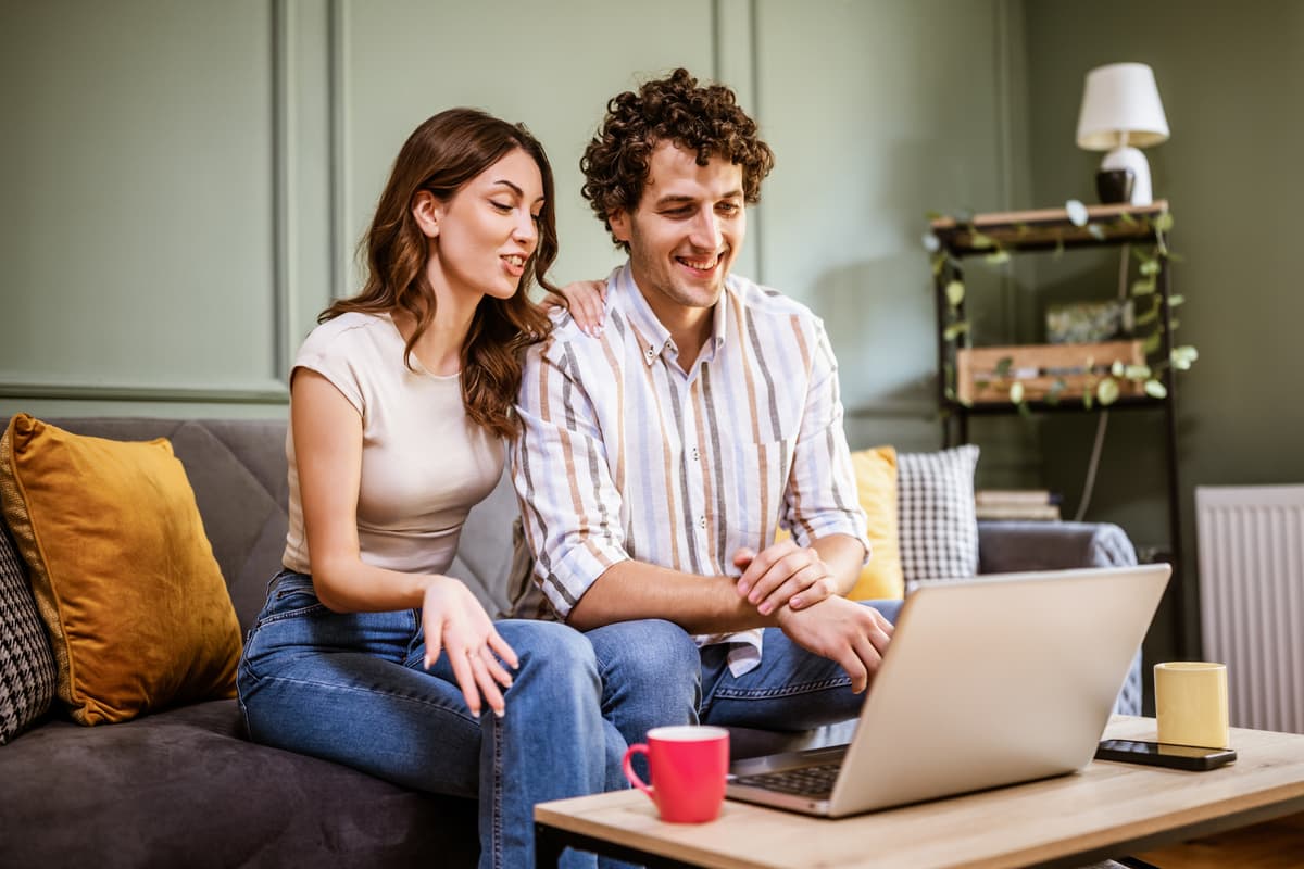 Una pareja sentada en casa, conversando
