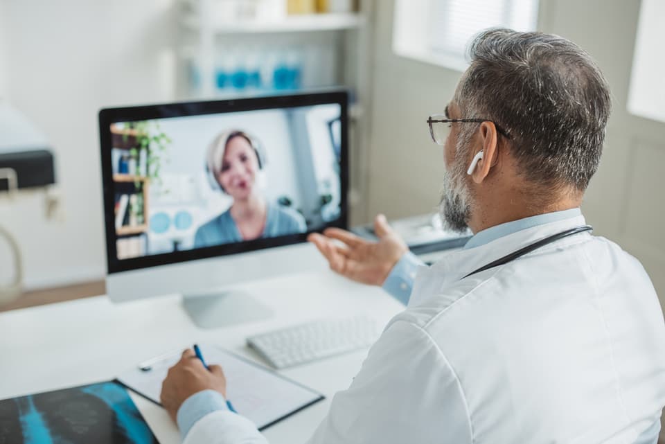 Un paciente hablando con un médico por videoconsulta