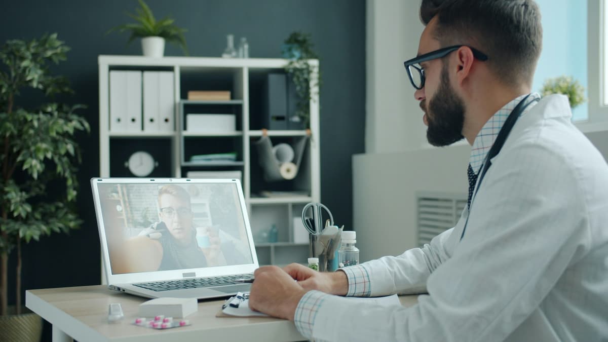 Médico revisando un plan de tratamiento durante una videoconsulta